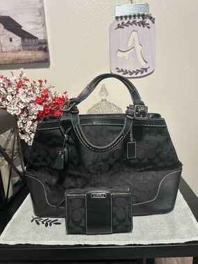 Coach❤️Vintage Black Signature Canvas Bag with Matching Wallet E04M 7052 Nice!